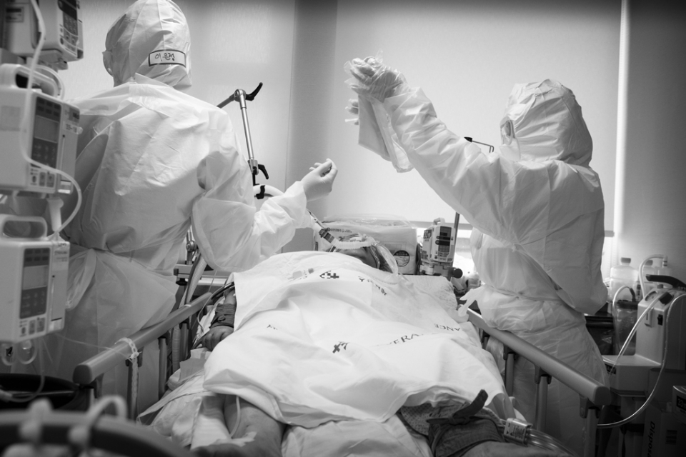 “살려야 한다” ... 세브란스병원 코로나19 감염병 치료 최전선 모습. [사진=박기호 작가]