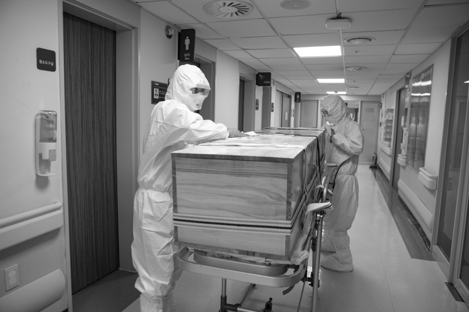 “살려야 한다” ... 사진은 세브란스병원 코로나19 감염병 치료 현장에서 안타까운 사망자가 발생, 관으로 옮져지는 모습. [사진=박기호 작가]
