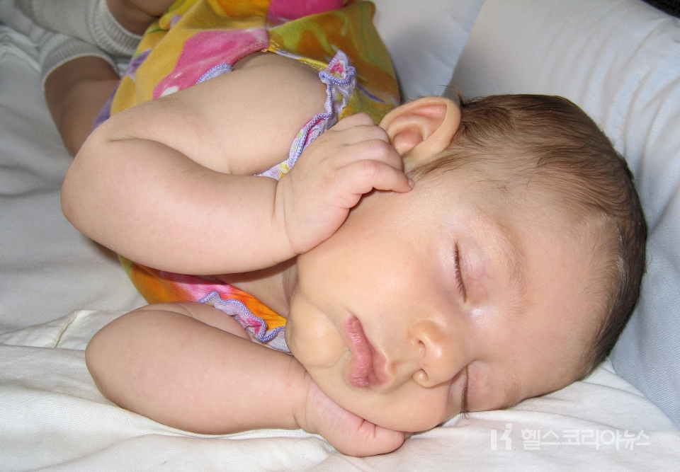 잠은 보약이라는 말이 있다. 성인도 그렇지만, 특히 성장기 아이들의 경우, 수면이 신체발달은 물론, 지능에도 악영향을 미친다는 연구 결과가 나와 관심을 끈다. [사진=헬스코리아뉴스 D/B]