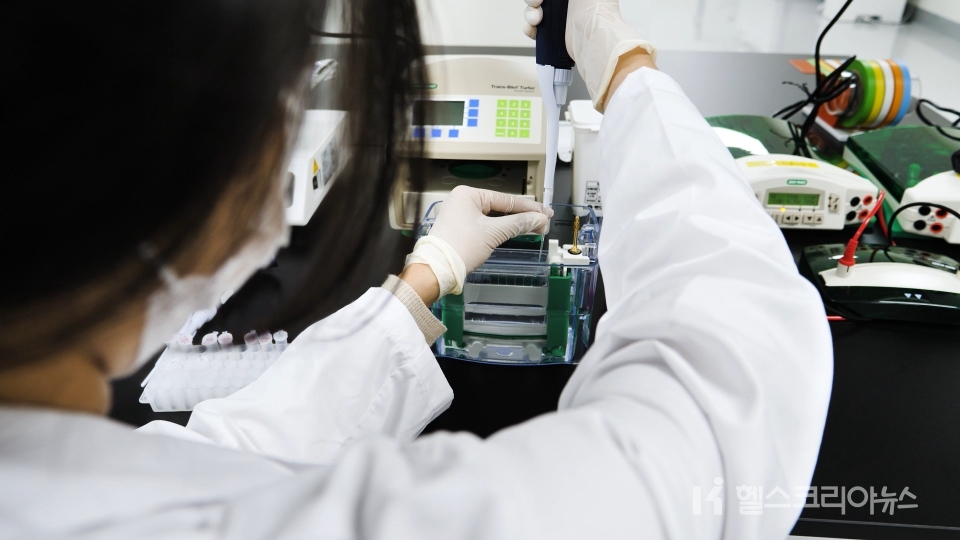 네오이뮨텍 연구원들이 실험실에서 연구개발(R&amp;D) 관련 실험을 진행하고 있다. (사진은 세포배양실험을 진행중인 모습.)