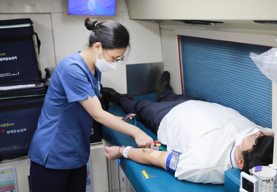 서울성모병원 교직원들이 헌혈 사랑나누기 행사에 참가해 헌혈을 하고 있다.