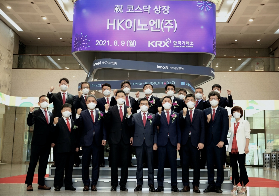 바이오헬스기업 inno.N(HK이노엔)코스닥 시장 상장을 기념하며 주요 임직원들이 한국거래소에서 사진을 찍고 있다.