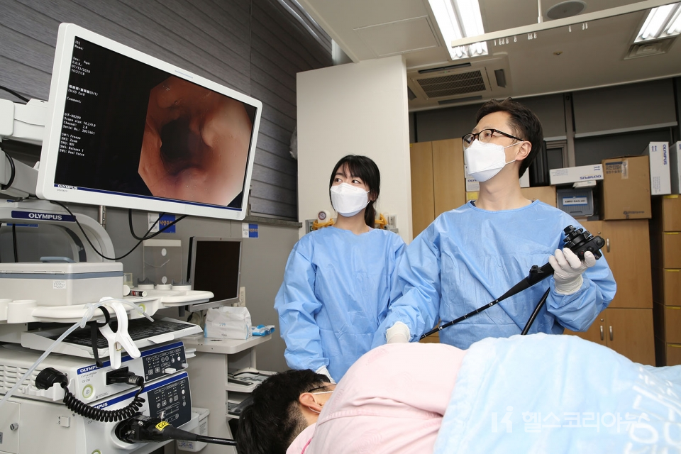 중앙대학교병원 소화기내과 김범진 교수가 위내시경 검사를 진행하고 있다.