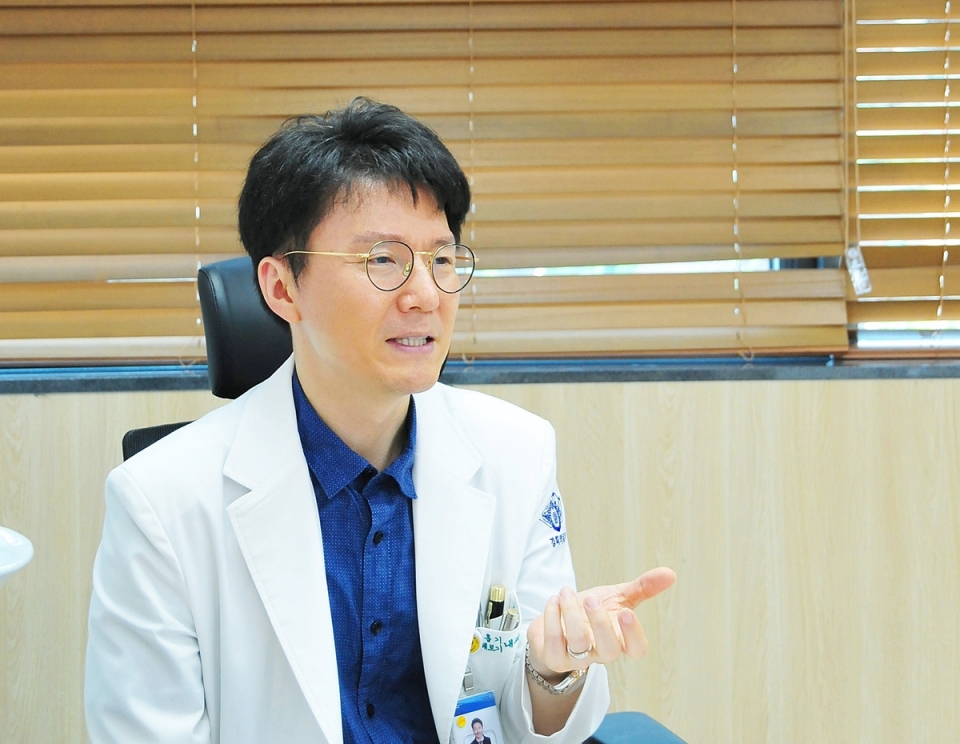 경희대병원·후마니타스암병원 호흡기알레르기내과 이승현 교수가 폐암 치료계획에 대해 설명하고 있다.
