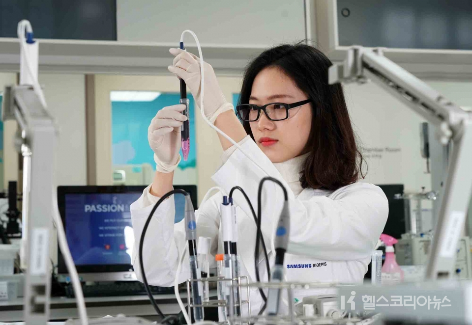 삼성바이오에피스 연구원들이 바이오의약품 연구개발에 몰두하고 있다.