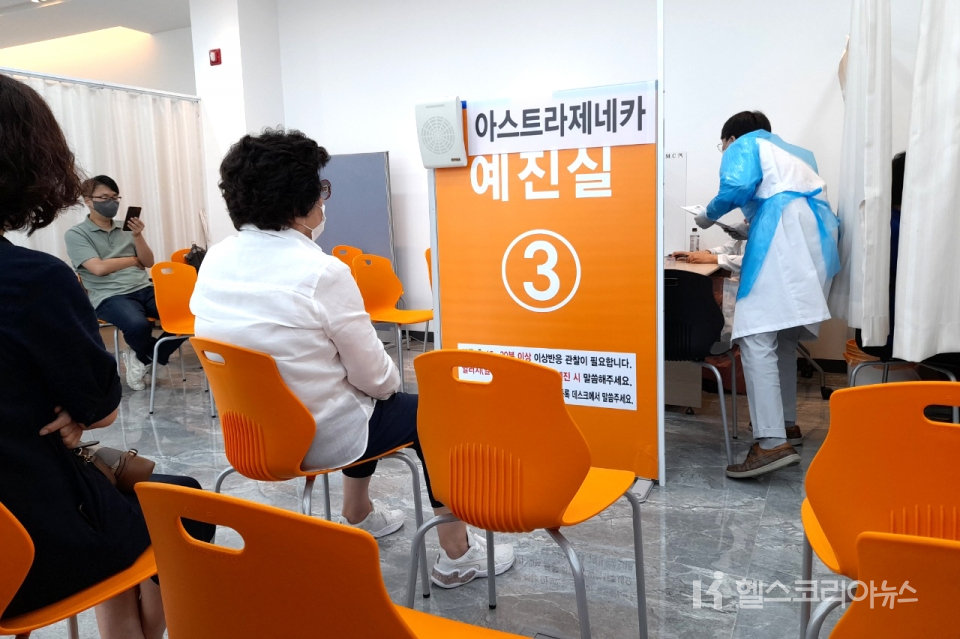 26일 오전, 전주예수병원에 마련된 코로나19 백신접종센터를 찾은 시민들이 자신의 접종순서를 기다리고 있다. [2021-08-26]