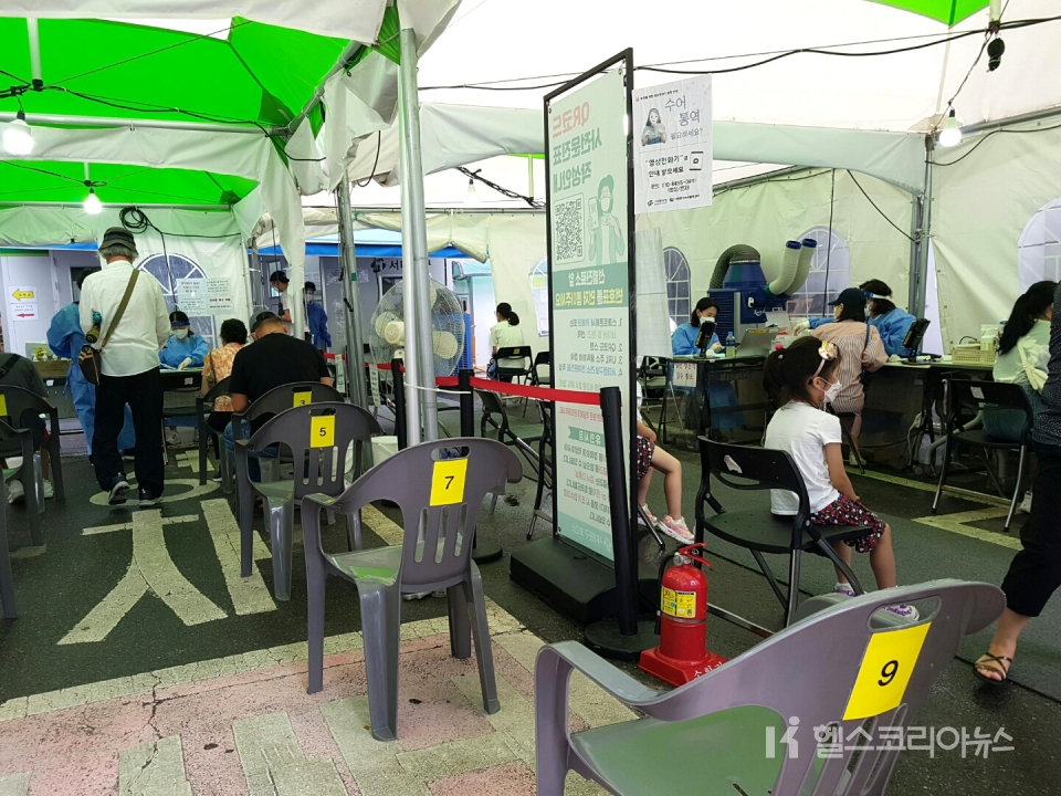 서울 서대문구보건소에 옆에 마련된 코로나19 선별검사소에서 시민들이 자신의 검사순서를 기다리고 있다. [사진=임해리] (2021-08-25)