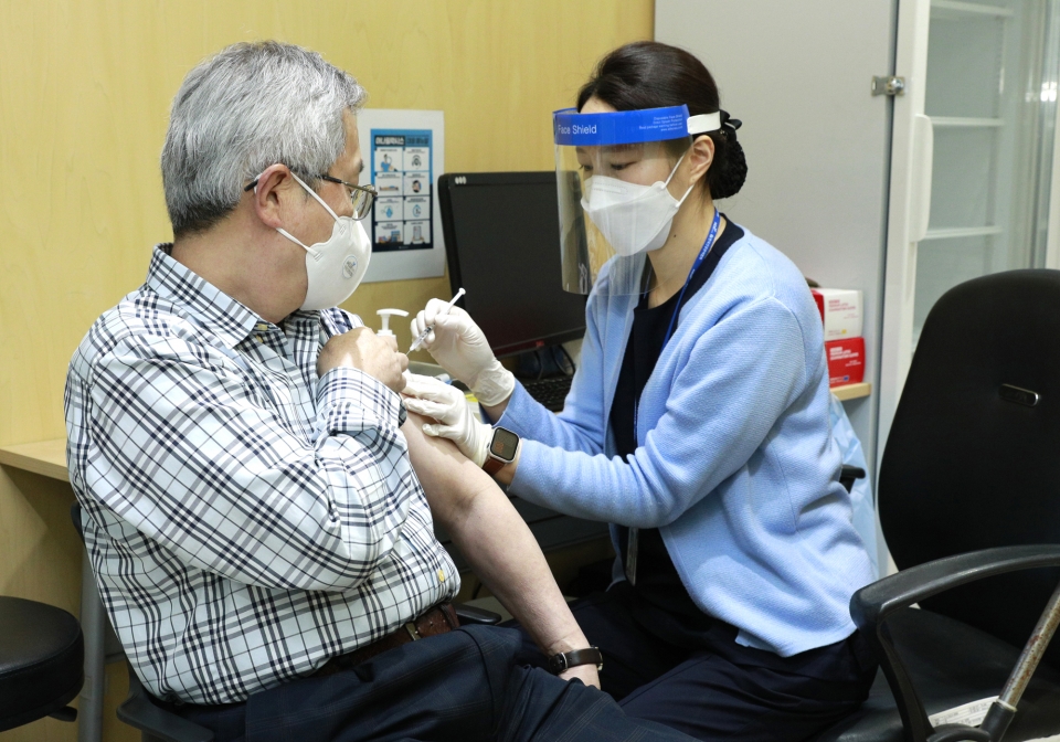 한국건강관리협회 채종일 회장이 지난 26일 건협 서울서부검진센터에서 아스트라제네카의 코로나19 백신을 접종받고 있다.