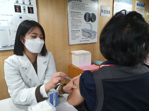 건협 부산검진센터 직원이 독감예방접종을 하고 있다.
