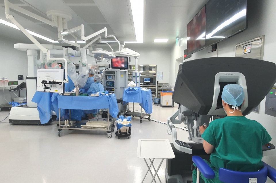 용인세브란스병원 의료진들이 로봇수술을 실시하고 있다. [사진=용인세브란스병원 제공]