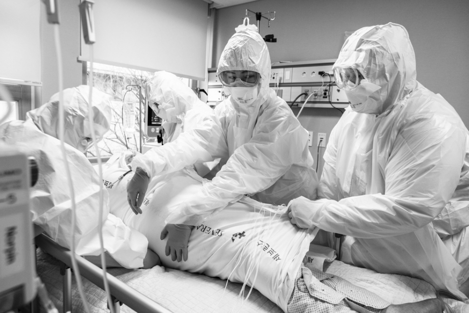 세브란스병원 의료진이 코로나19 사망자에 대한 입관절차를 진행하고 있는 모습.