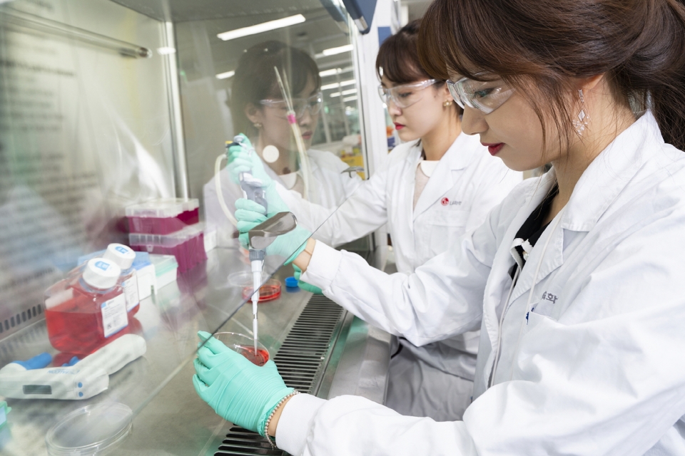 LG化学生命科学事業本部の職員らが新薬の研究を進めている。