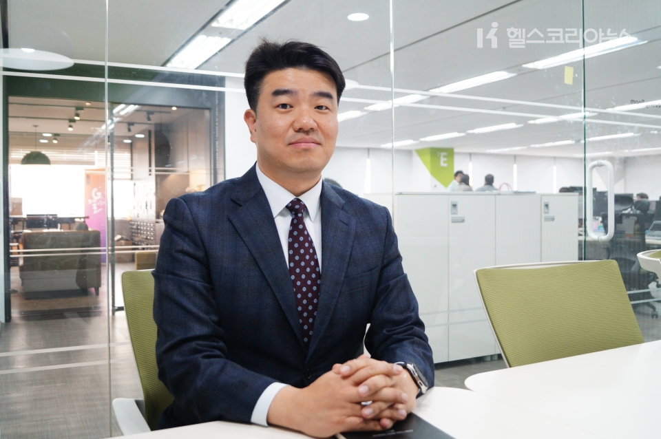 시지바이오 유현승 대표이사가 헬스코리아뉴스와의 인터뷰에서 회사의 비전을 설명하고 있다.