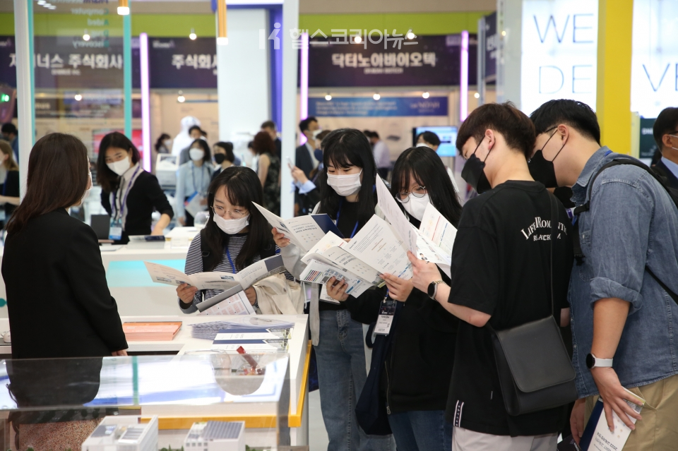 지난 11~13일 서울 코엑스에서 열린 '바이오코리아 2022'(BIO KOREA 2022) 행사에서 관람객들이 전시관을 둘러보고 있다.