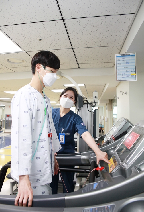 인천성모병원에서 환자가 호흡재활을 하고 있다. [사진=인천성모병원 제공]