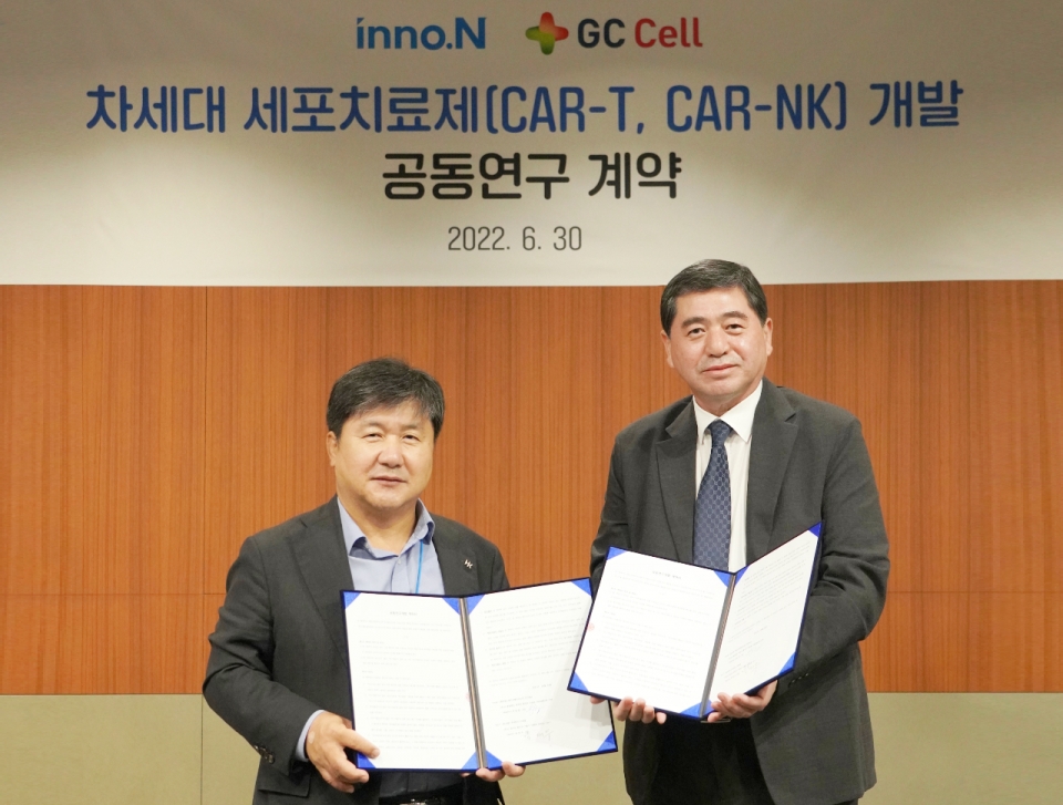 HK이노엔 곽달원 대표(왼쪽)와 GC셀 박대우 대표가 세포치료제 공동연구개발 계약을 체결한 뒤 기념사진을 촬영하고 있다. [사진=HK이노엔 제공]