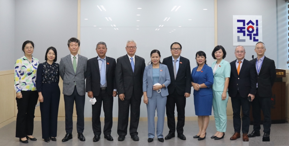 베트남 국회의 사회위원회 대표단이 16일 한국의 의사면허제도 벤치마킹을 위해 국시원을 방문, 기념촬영을 하고 있다.