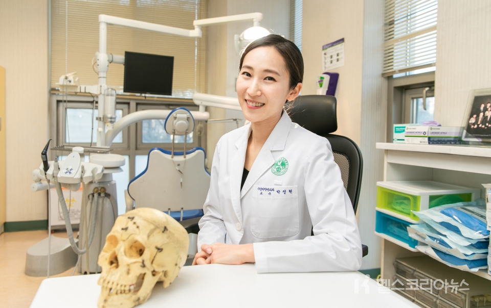 이대목동병원 구강악안면외과 박정현 교수가 턱뼈 골절 치료법에 대해 설명하고 있다.