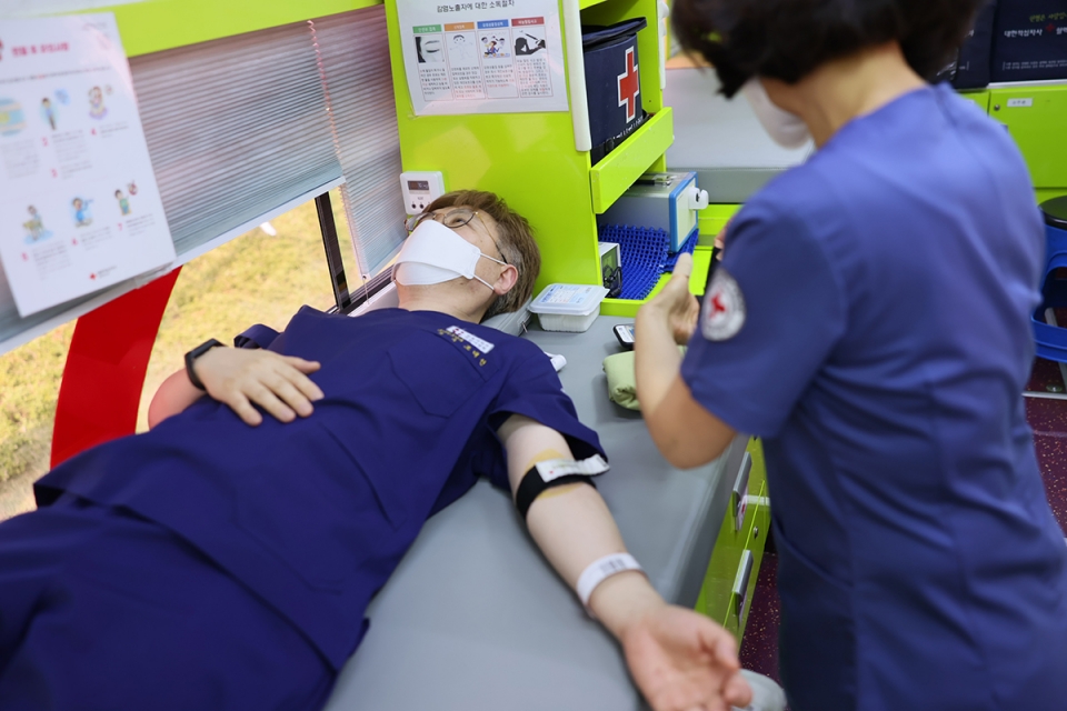 전북대병원이 하절기에 부족한 혈액수급에 도움을 주기 위해 ‘사랑의 헌혈 운동’을 실시했다. [사진=전북대병원 제공]
