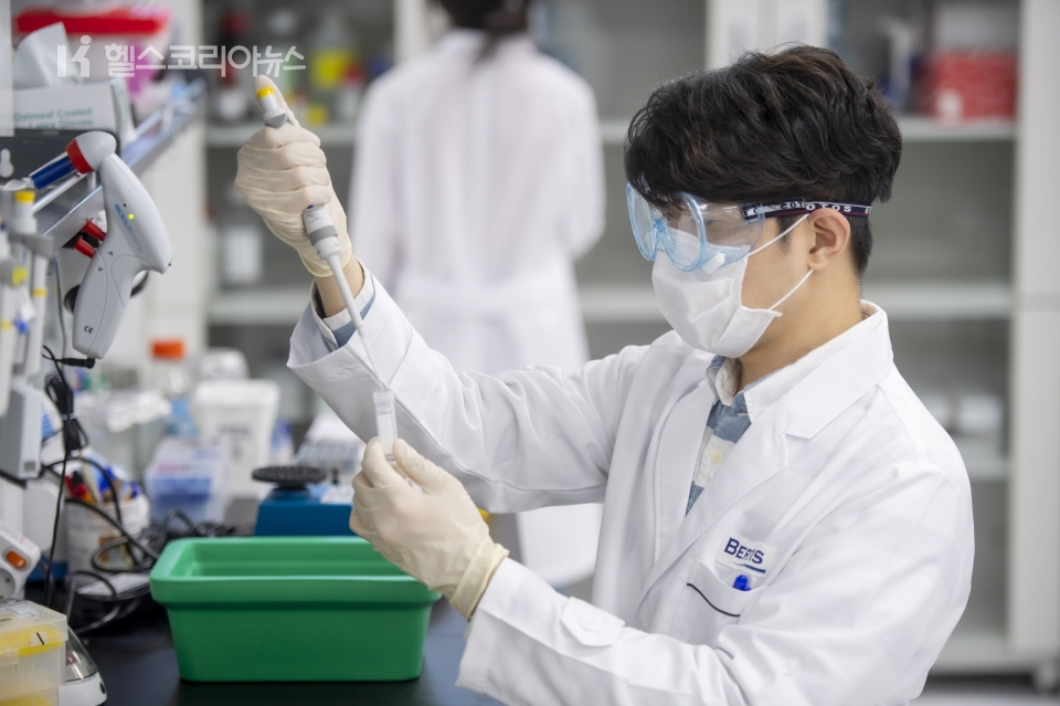 정밀의료 기술 개발 기업인 베르티스 연구원이 혈액 내 표적 단백질을 연구하고 있다. (2022.06.27)