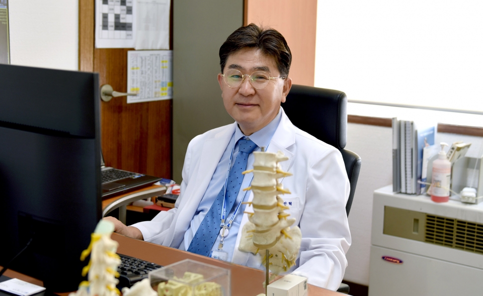 한일병원 척추센터장으로 일하게 된 김진혁 교수.