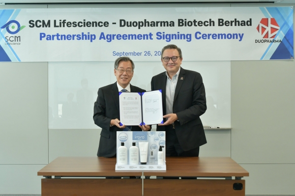 에스씨엠생명과학과 듀오파마 바이오테크의 공급계약 협약식. (왼쪽부터) 에스씨엠생명과학 손병관 대표이사와 Duopharma Biotech CEO Leonard Ariff Abdul Shatar.