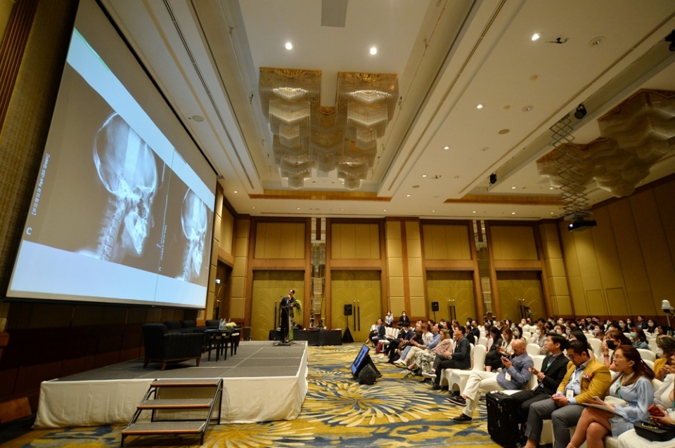 휴젤은 지난 30일 ‘IMCAS Asia 2022 인더스트리얼 세션’에 참여, 단독 학술 심포지엄을 진행했다. [사진=휴젤 제공]
