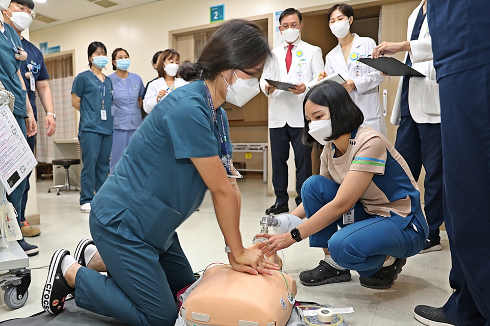 순천향대천안병원이 9월을 ‘환자안전의 달’로 지정하고 병원 내 환자 안전사고 예방을 위한 다양한 활동을 펼친다. 병원 교직원들이 심폐소생술 모의훈련을 하고 있다.