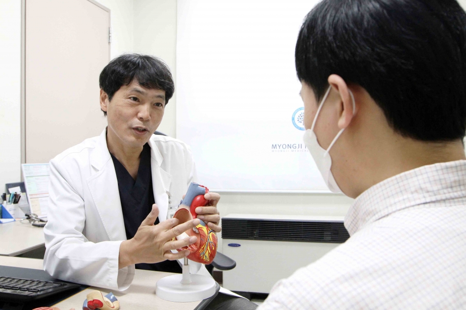 명지병원 부정맥센터 황의석 교수가 진료실에서 심방세동에 대해 설명하고 있다.