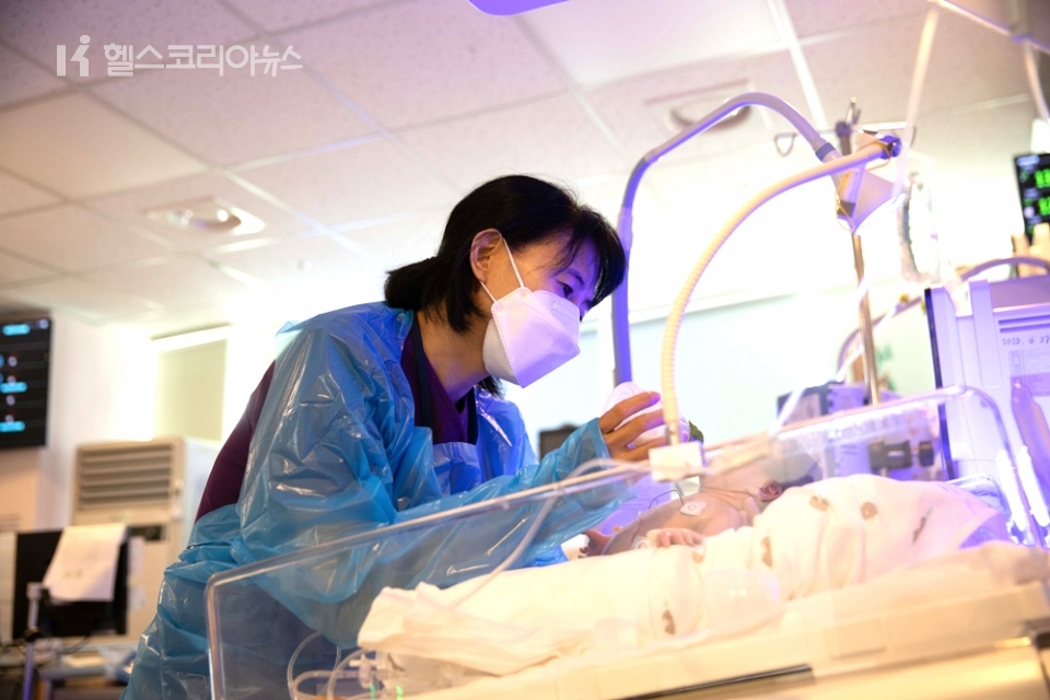 La enfermera jefe Mi-seop Kim, de la 5ª Unidad de Cuidados Intensivos del Hospital Universitario Kyung Hee, está cuidando a los niños con sinceridad mientras monitorea su condición.