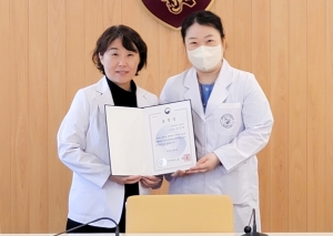 구로병원 김진영 간호사가 코로나19 감염예방에 이바지한 공을 인정받아 보건복지부장관 표창을 수상하고 있다.