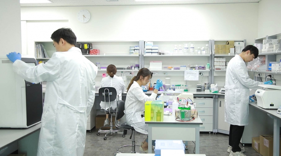 압타바이오연구원들이 개발중인 신약 후보물질 연구개발(R&D)에 몰두고 있다. [출처=압타바이오] (2022.04.19)