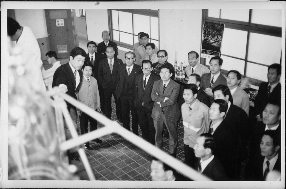 1966. 경영위기를 수습해야 하는 중임을 맡고 취임한 이종호 당시 기획실장(사진 중앙)
