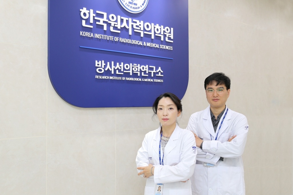 (왼쪽부터) 한국원자력의학원 이해준·손영훈 박사