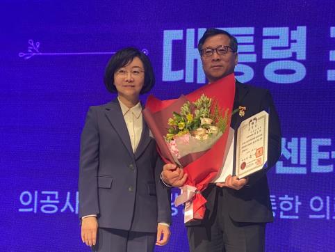 국립암센터 스마트병원 전흥기 기술책임관이 ‘제16회 의료기기의 날’ 기념식 행사에서 대통령 표창을 수상했다.