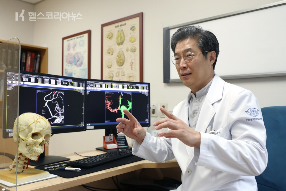 강동경희대병원 신경외과 교준석 교수가 경동맥협착증에 대해 설명하고 있다.