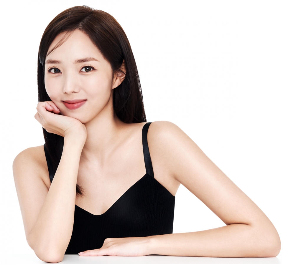 휴온스가 건강기능식품 브랜드 모델로 배우 채수빈씨를 발탁했다.