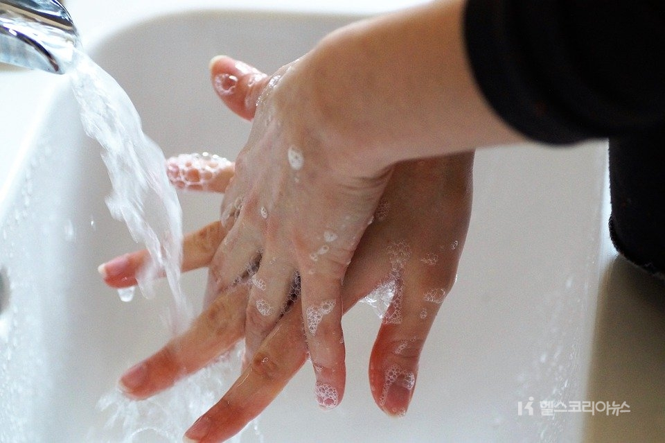 노로바이러스 감염을 예방하기 위해서는 철저한 손 위생이 아주 중요하다.