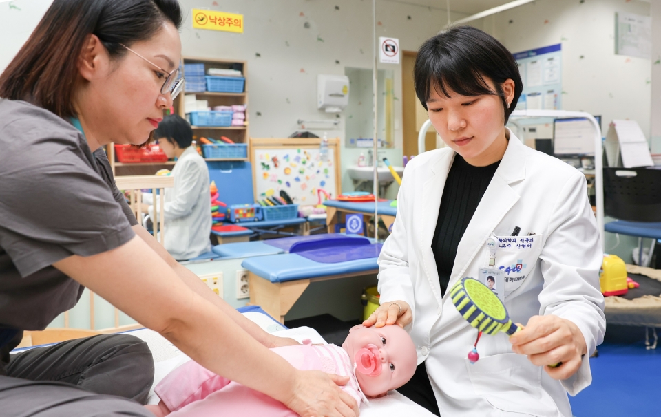 중앙대병원 재활의학과 신현이 교수가 아기 기운목 재활운동치료를 하고 있다.