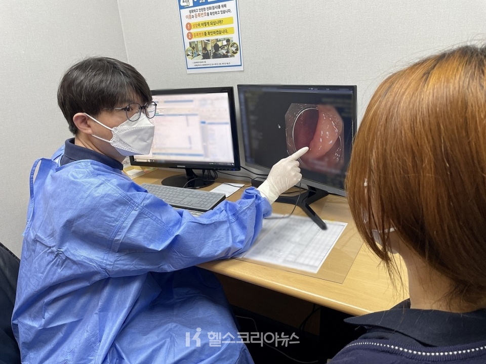 대동병원 소화기내시경센터 김주훈 과장(소화기내과 전문의)이 위내시경 검사결과를 환자에게 설명하고 있다.