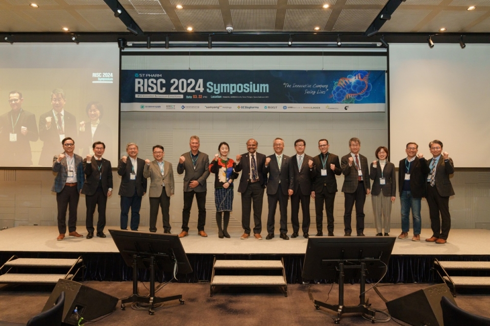 에스티팜 김경진 대표이사(오른쪽에서 7번째)와 주요 연사들이 RISC 2024에서 기념사진을 촬영하고 있다.