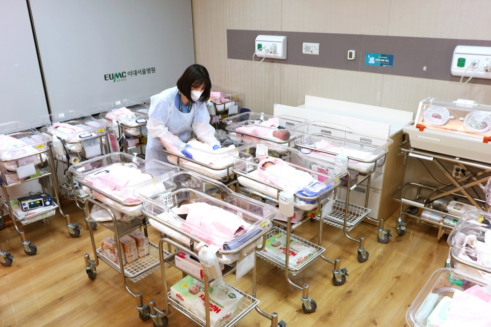 이대서울병원 모아센터에서 새해 태어난 아기들이 신생아실에서 집중케어를 받고 있다.