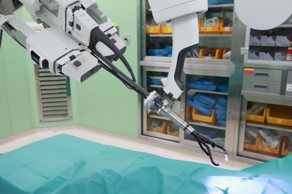 하나의 로봇 팔에서 3개의 수술기구와 3D 카메라가 갈라져 나오는 단일공 로봇수술기 '다빈치SP'. [순천향대 부천병원 제공]