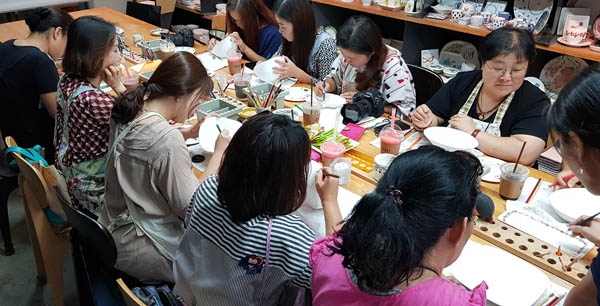 ‘훼라민큐(Q)와 함께하는 도자기 핸드페인팅 원데이 클래스’ 참가자들이 도자기에 그림을 그리고 있다.