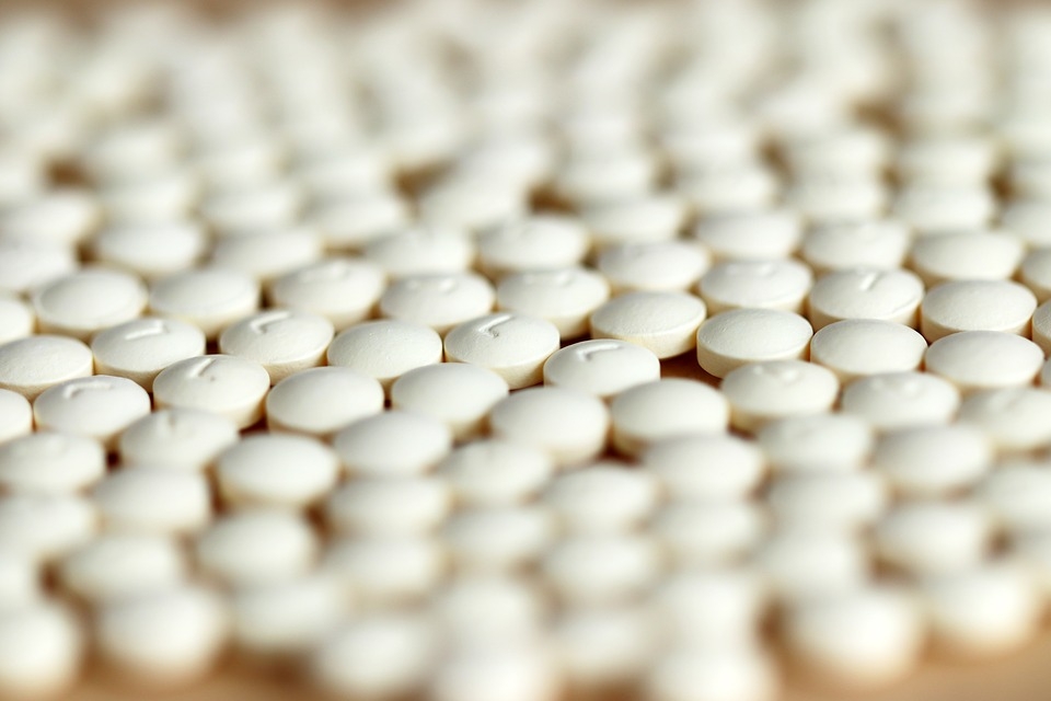 일부 중소 제약사들은 지난 2012년 한미약품 온라인 몰인 '온라인팜'을 활용해 직접 의약품 유통에 나서려 했으나 한국의약품유통협회를 비롯한 대형 유통·도매업체의 반대에 부딪혀 실행에 옮기지 못했다.