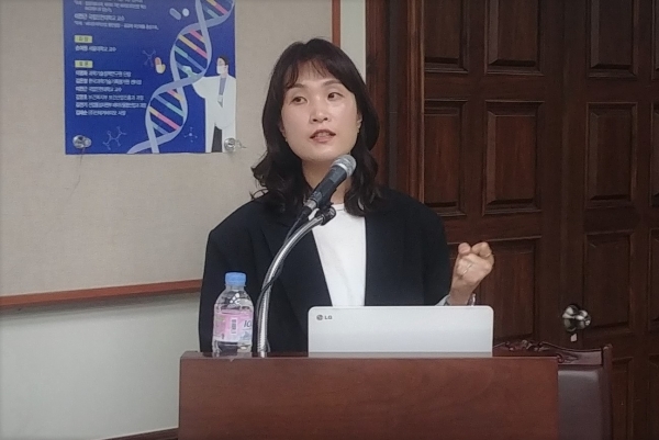 한국과학기술기획평가원 김은정 센터장이 '정밀의료시대, 데이터 기반 바이오의약산업 혁신 어디까지 와 있는가'를 주제로 발표하고 있다