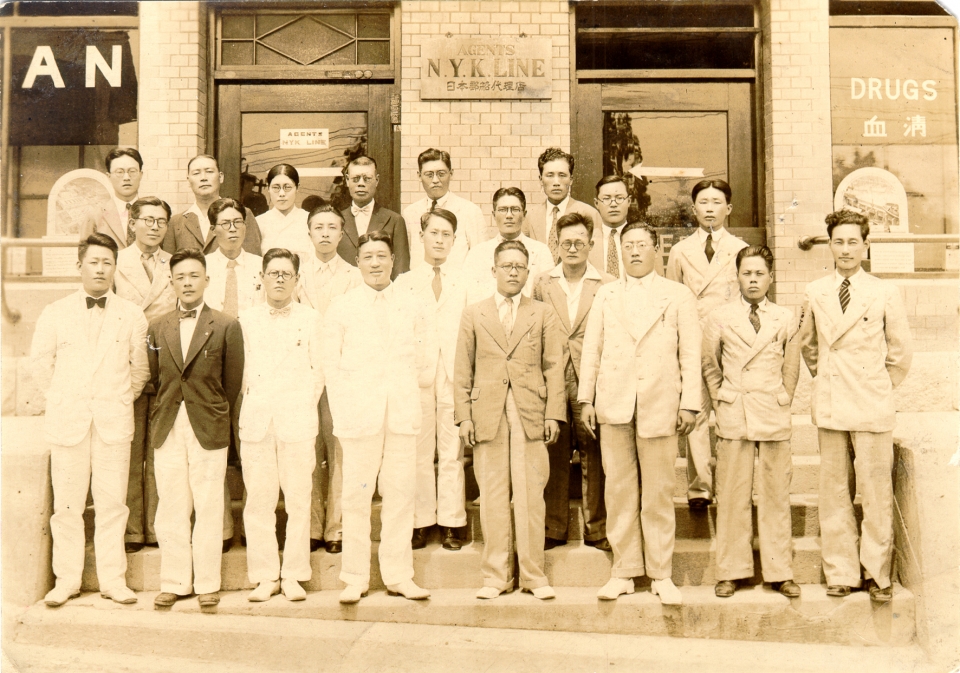 1936년 유한양행 주식회사 발족을 마치고 난 후 직원들과 함께 촬영한 기념사진. (사진=유한양행)