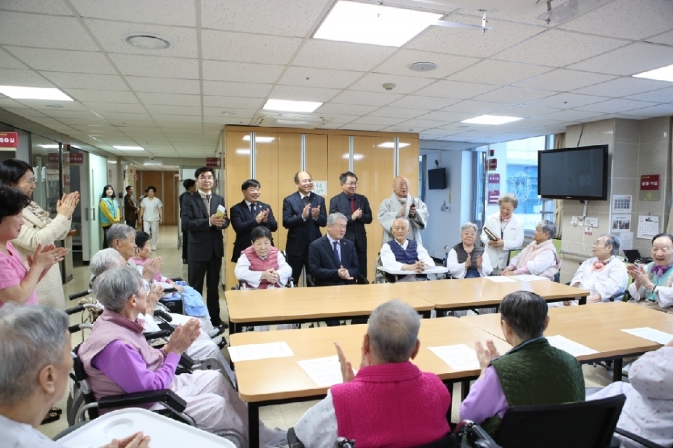 6일 노인요양시설 ‘붓다마을’을 방문한 건보공단 김용익 이사장이 어르신들의 의견을 듣고 있다.
