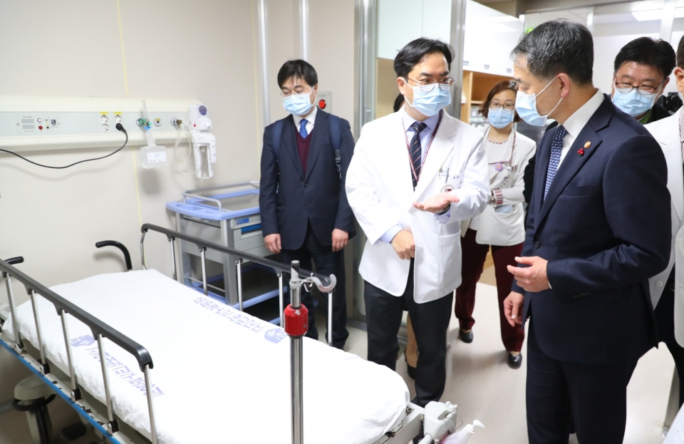 보건복지부 박능후 장관이 22일 고려대학교구로병원을 방문해 응급진료 준비 현황을 점검하고 있다. (사진=보건복지부)