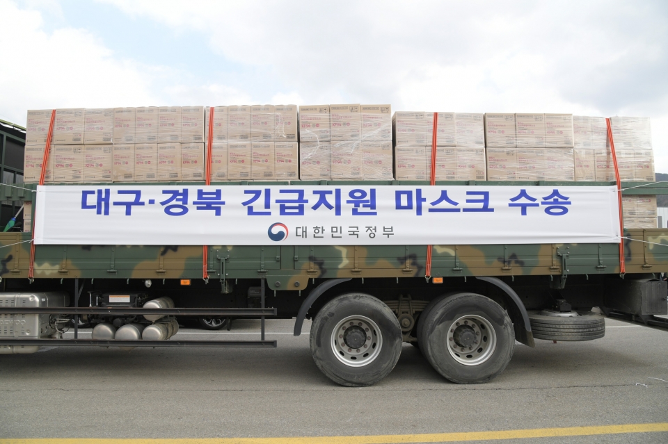 식약처가 긴급수급 조정조치 후 첫 생산된 마스크가 16일 코로나19 확산지역인 대구-경북 지역으로 수송되기 위해 군용 차량에 선적되고 있다.